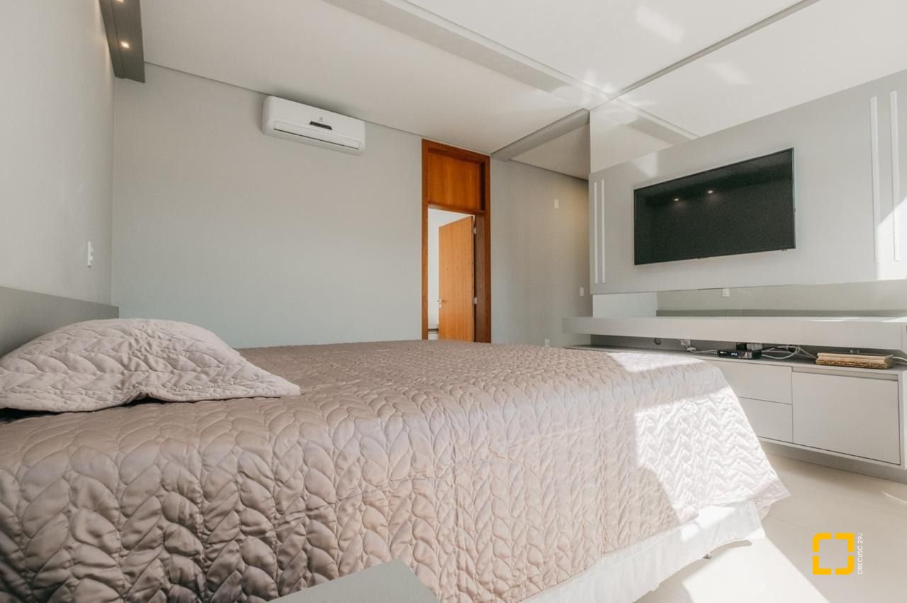 Casa de Condomínio com 287m², 8 quartos (sendo 4 suítes), 2 garagens, no bairro Vargem Grande em Florianópolis