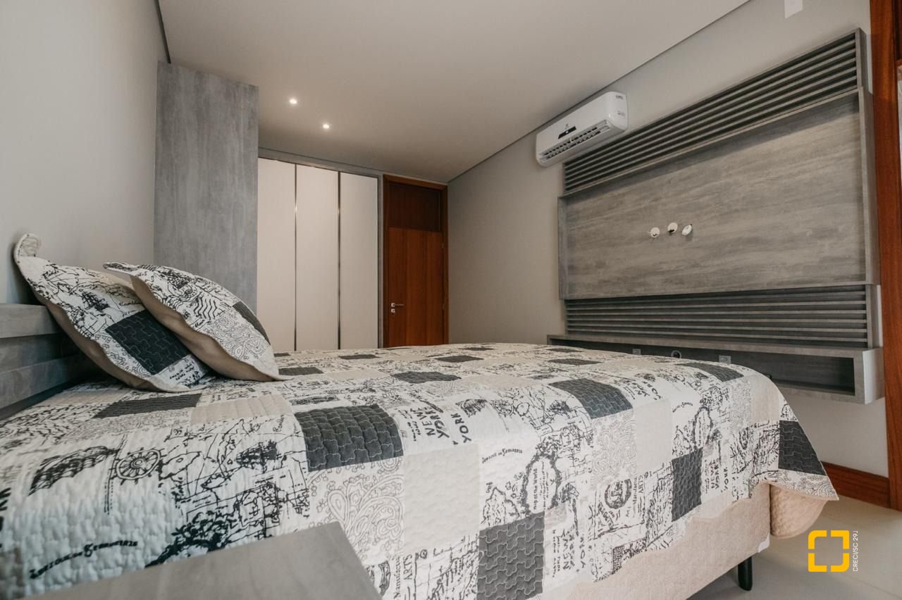 Casa de Condomínio com 287m², 8 quartos (sendo 4 suítes), 2 garagens, no bairro Vargem Grande em Florianópolis