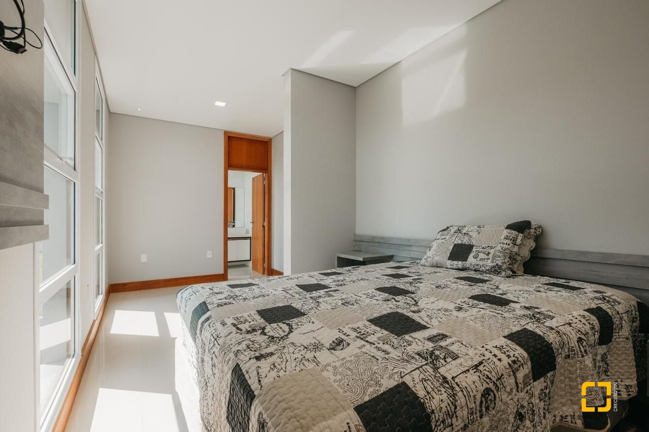 Casa de Condomínio com 287m², 8 quartos (sendo 4 suítes), 2 garagens, no bairro Vargem Grande em Florianópolis