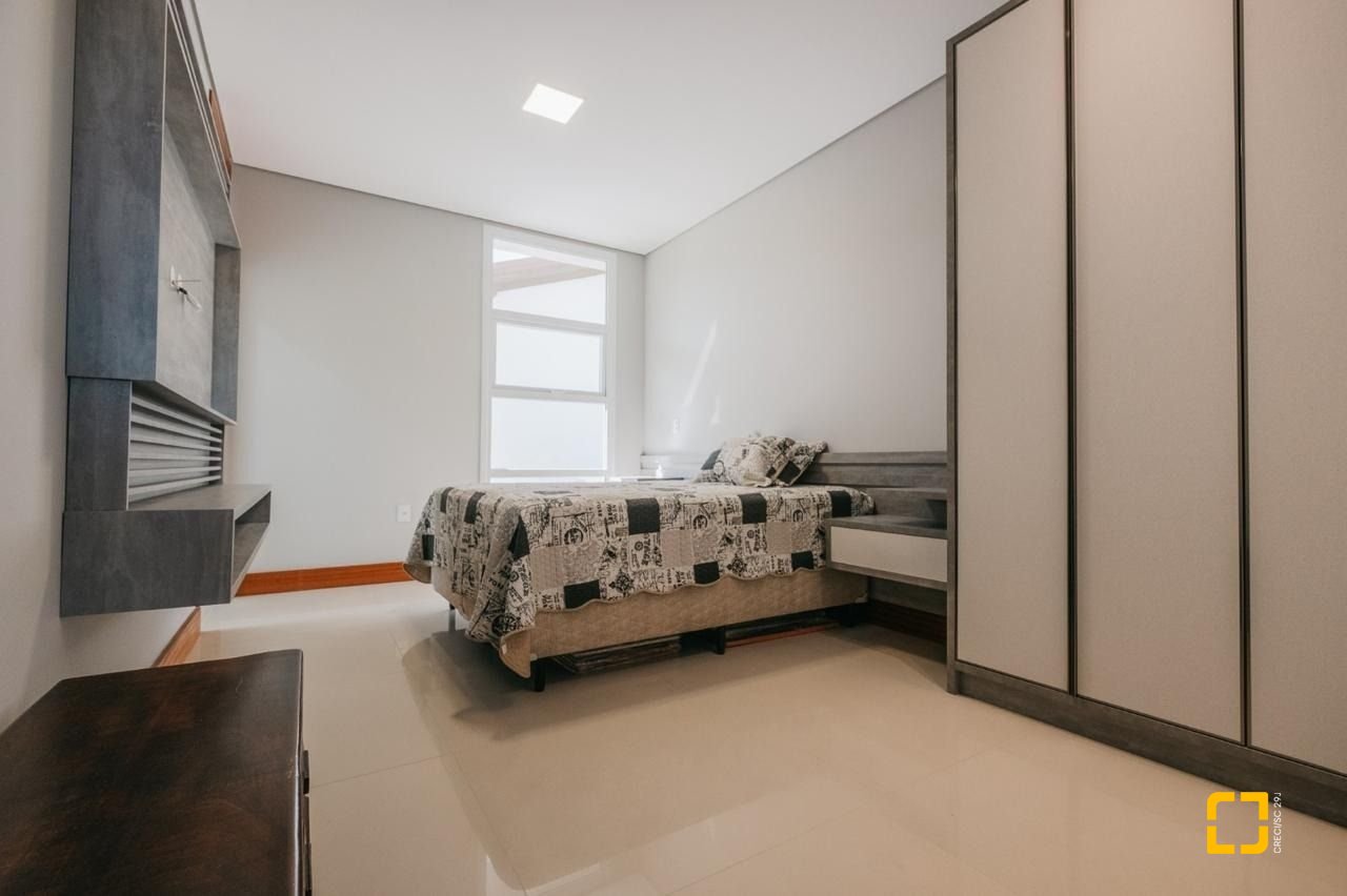 Casa de Condomínio com 287m², 8 quartos (sendo 4 suítes), 2 garagens, no bairro Vargem Grande em Florianópolis