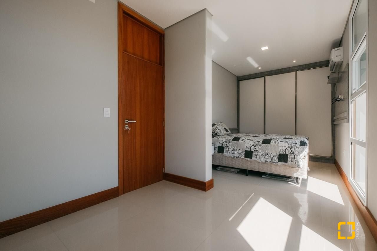 Casa de Condomínio com 287m², 8 quartos (sendo 4 suítes), 2 garagens, no bairro Vargem Grande em Florianópolis