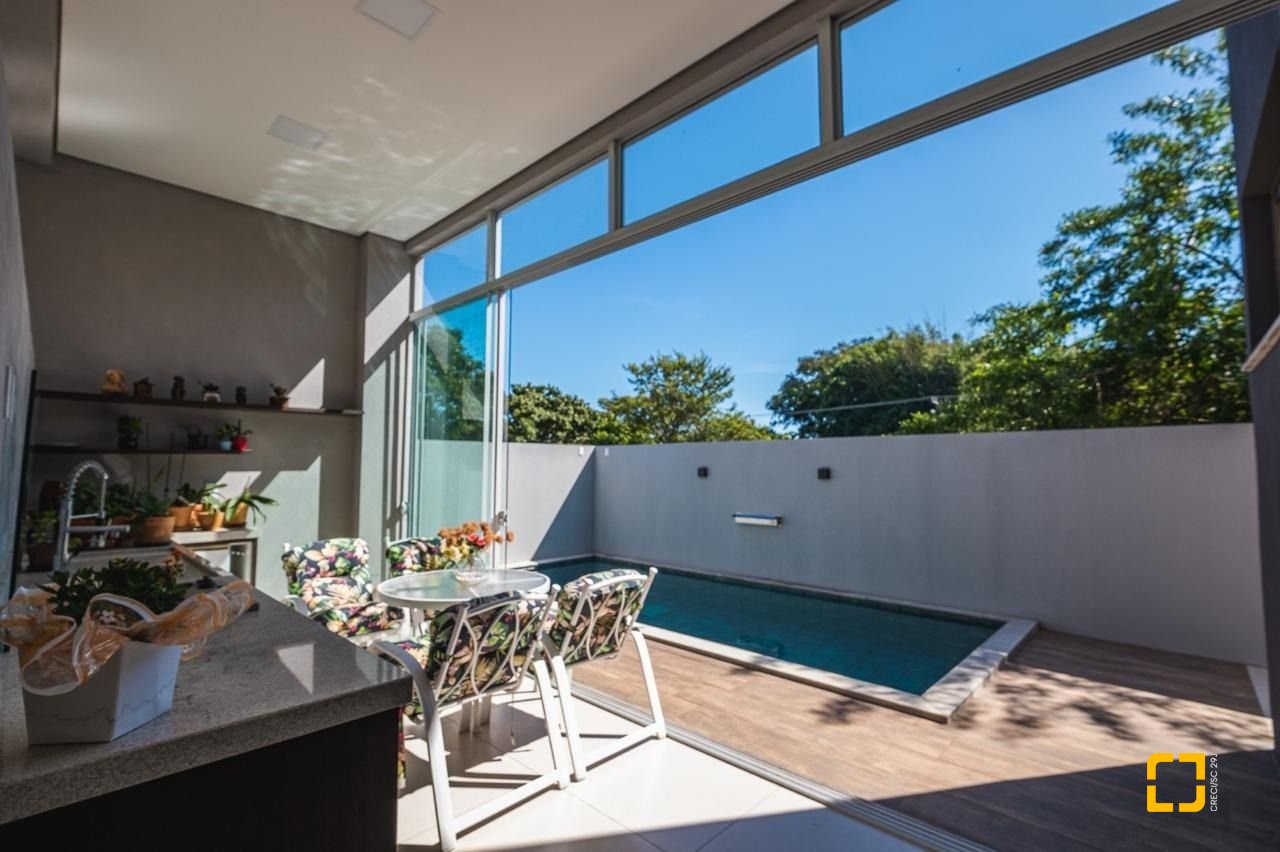 Casa de Condomínio com 287m², 8 quartos (sendo 4 suítes), 2 garagens, no bairro Vargem Grande em Florianópolis