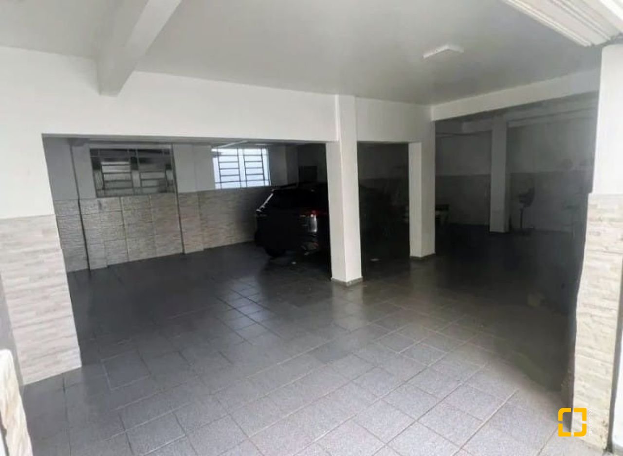 Casa com 326m², 7 garagens, no bairro Estreito em Florianópolis