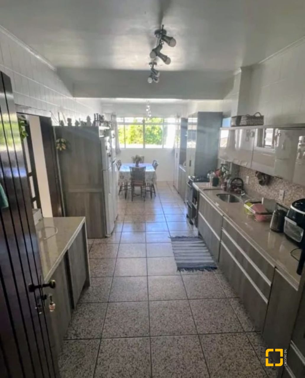 Casa com 326m², 7 garagens, no bairro Estreito em Florianópolis