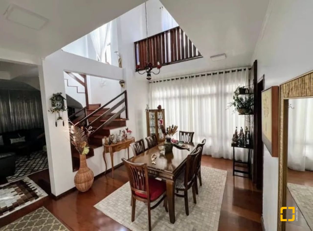Casa com 326m², 7 garagens, no bairro Estreito em Florianópolis