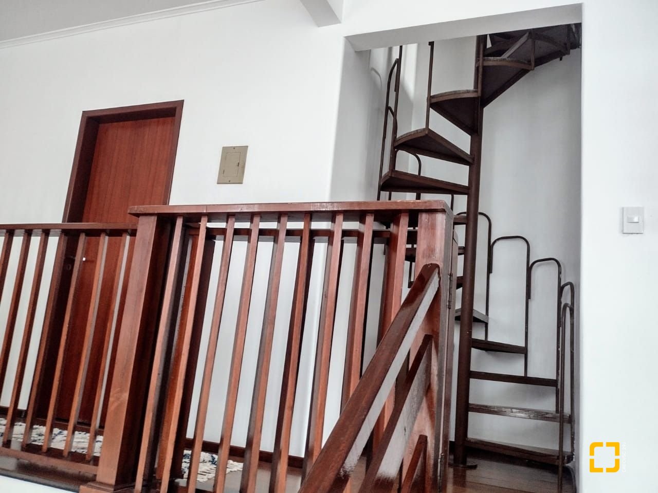 Casa com 326m², 7 garagens, no bairro Estreito em Florianópolis