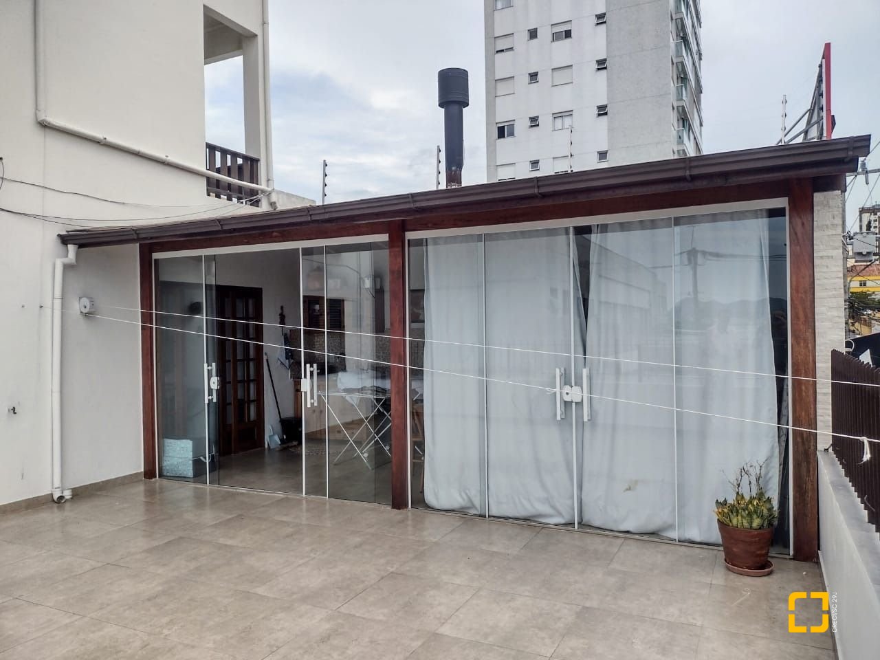 Casa com 326m², 7 garagens, no bairro Estreito em Florianópolis