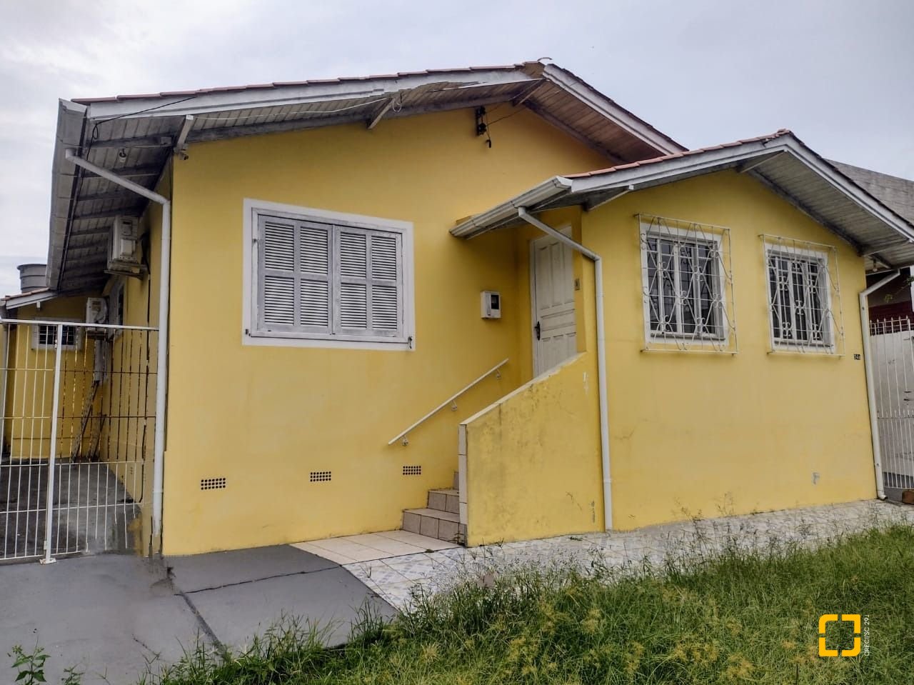 Casa com 169m², 4 quartos (sendo 1 suíte), 2 garagens, no bairro Capoeiras em Florianópolis