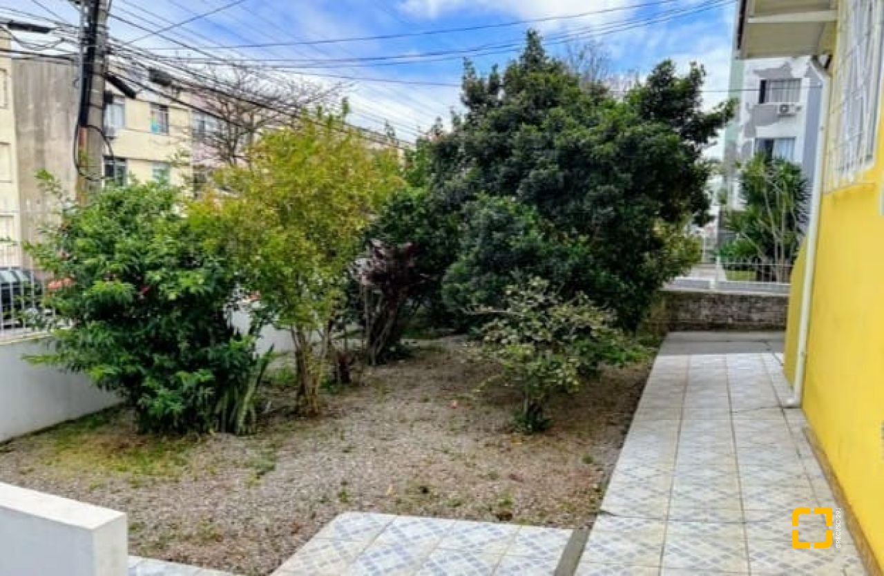 Casa com 169m², 4 quartos (sendo 1 suíte), 2 garagens, no bairro Capoeiras em Florianópolis
