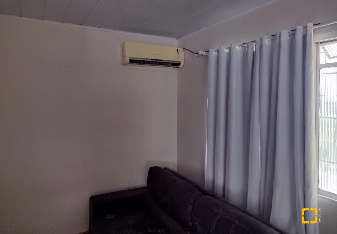 Casa com 169m², 4 quartos (sendo 1 suíte), 2 garagens, no bairro Capoeiras em Florianópolis