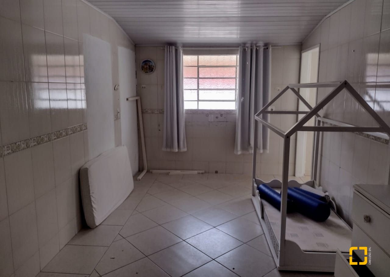 Casa com 169m², 4 quartos (sendo 1 suíte), 2 garagens, no bairro Capoeiras em Florianópolis