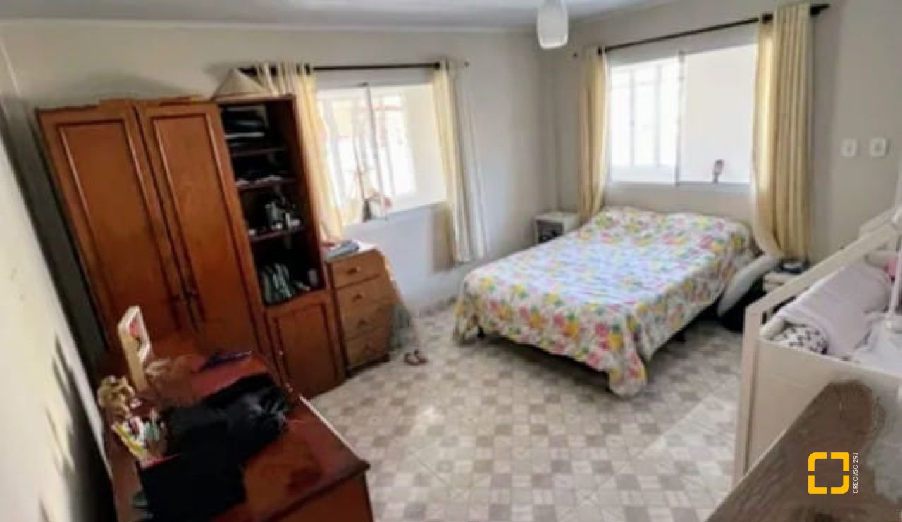Casa com 169m², 4 quartos (sendo 1 suíte), 2 garagens, no bairro Capoeiras em Florianópolis
