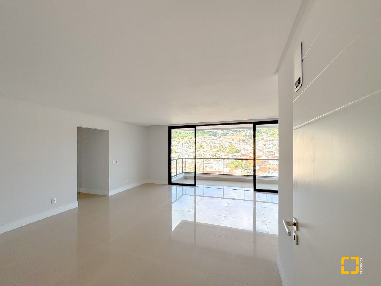 Apartamento com 123m², 5 quartos (sendo 2 suítes), 2 garagens, no bairro Beiramar em Florianópolis