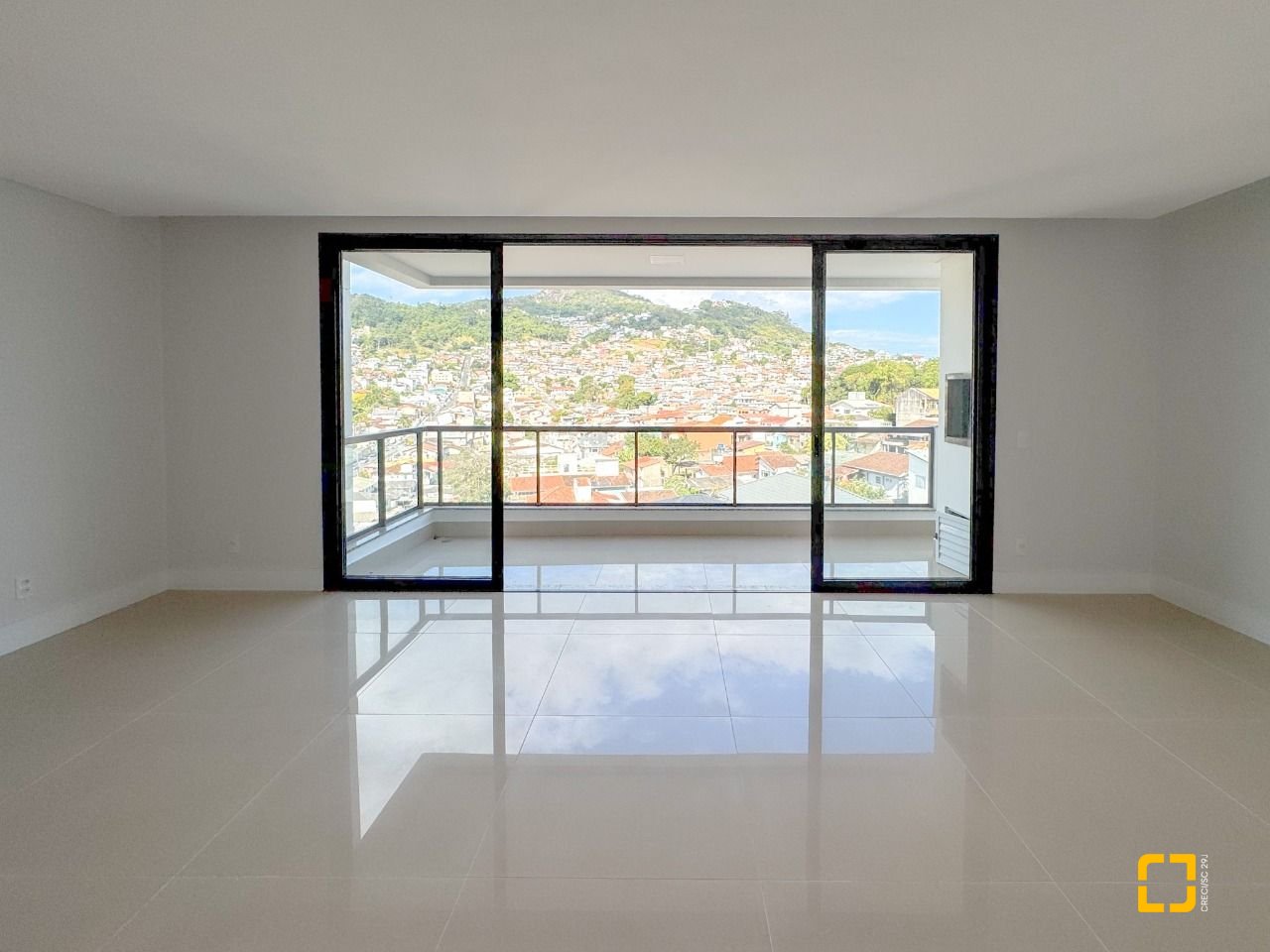 Apartamento com 123m², 5 quartos (sendo 2 suítes), 2 garagens, no bairro Beiramar em Florianópolis