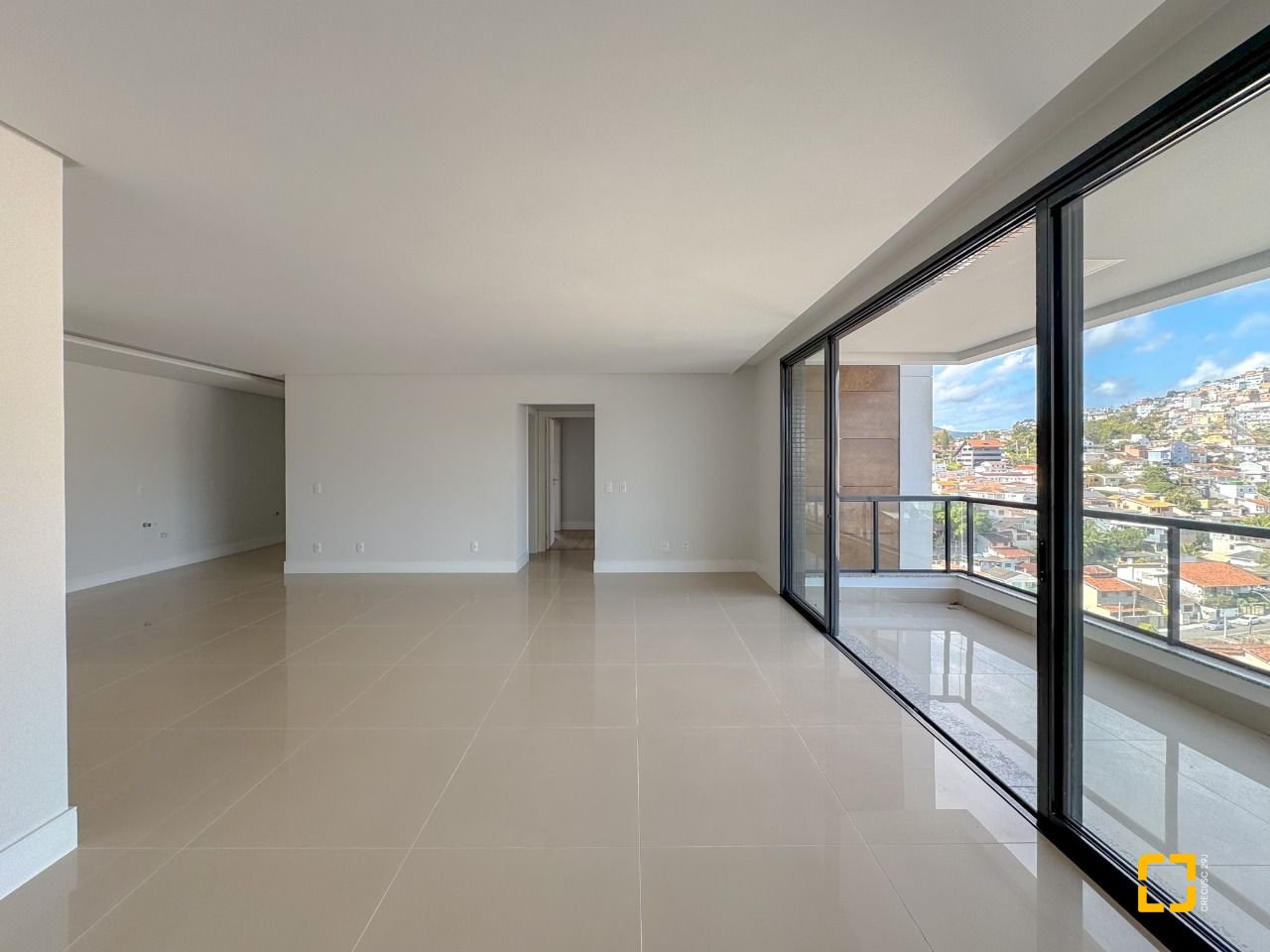 Apartamento com 123m², 5 quartos (sendo 2 suítes), 2 garagens, no bairro Beiramar em Florianópolis