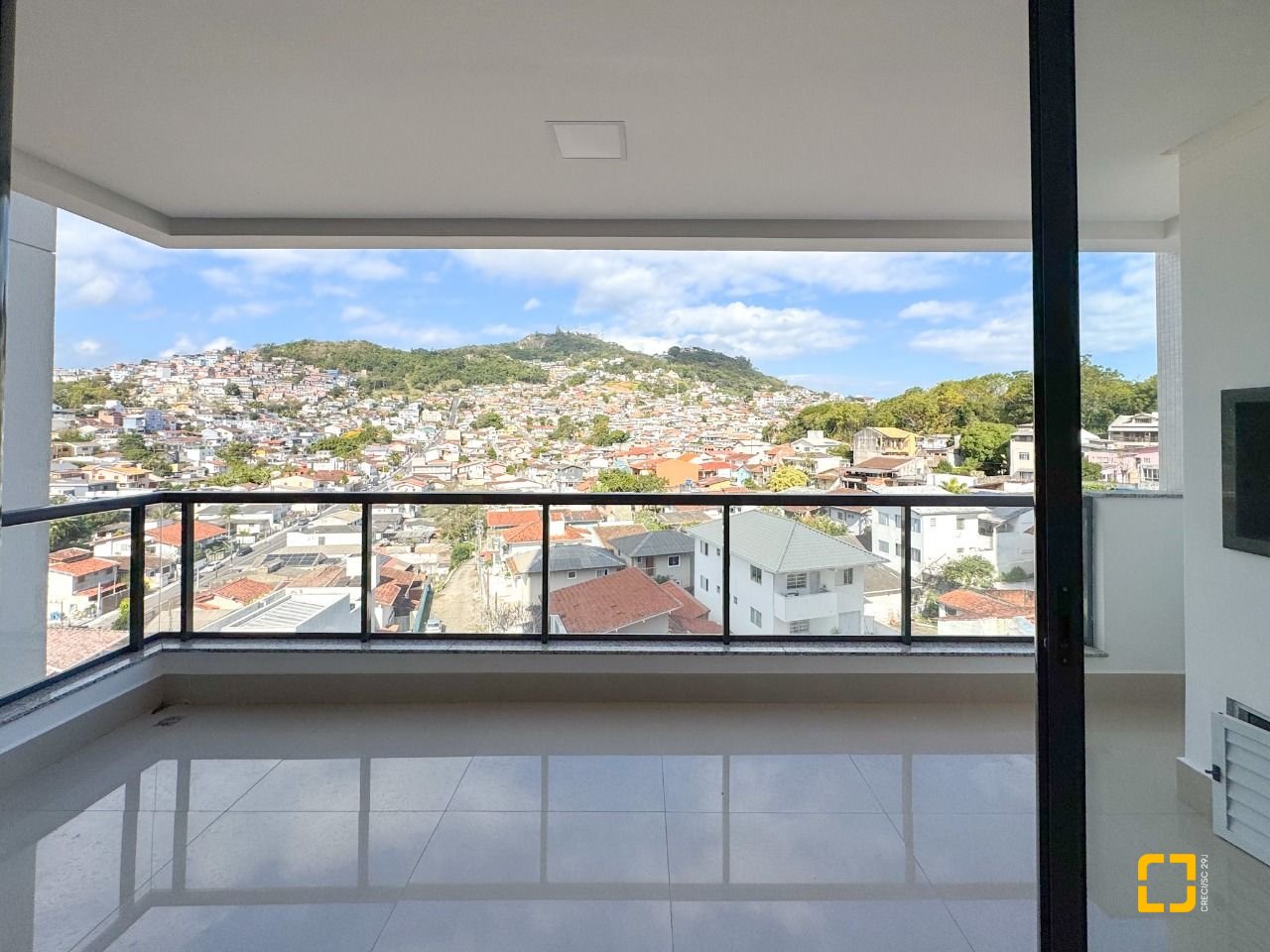 Apartamento com 123m², 5 quartos (sendo 2 suítes), 2 garagens, no bairro Beiramar em Florianópolis