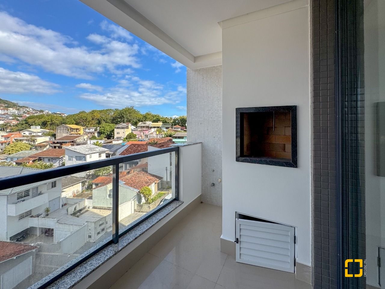 Apartamento com 123m², 5 quartos (sendo 2 suítes), 2 garagens, no bairro Beiramar em Florianópolis