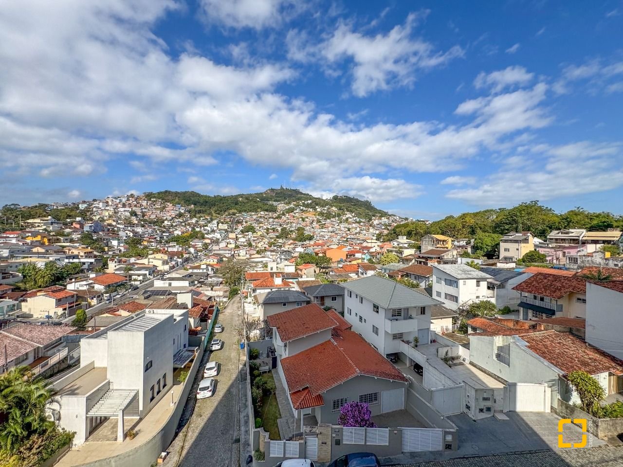 Apartamento com 123m², 5 quartos (sendo 2 suítes), 2 garagens, no bairro Beiramar em Florianópolis