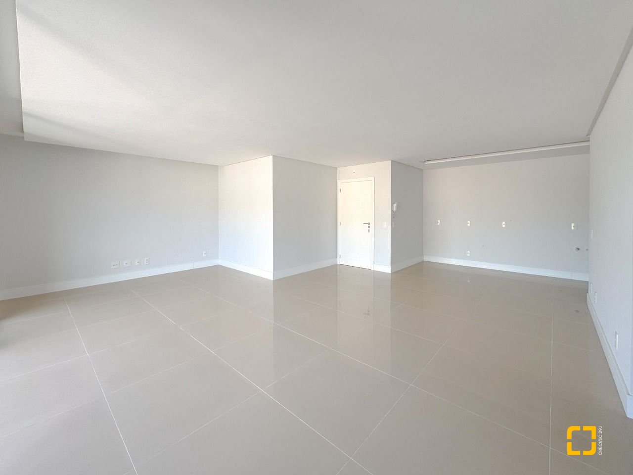 Apartamento com 123m², 5 quartos (sendo 2 suítes), 2 garagens, no bairro Beiramar em Florianópolis