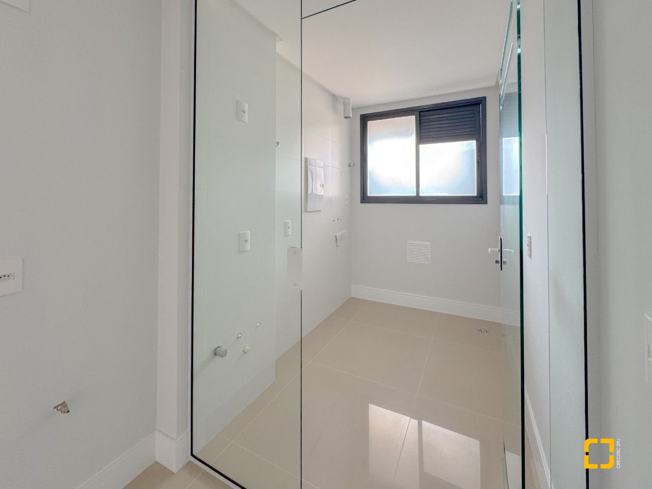 Apartamento com 123m², 5 quartos (sendo 2 suítes), 2 garagens, no bairro Beiramar em Florianópolis