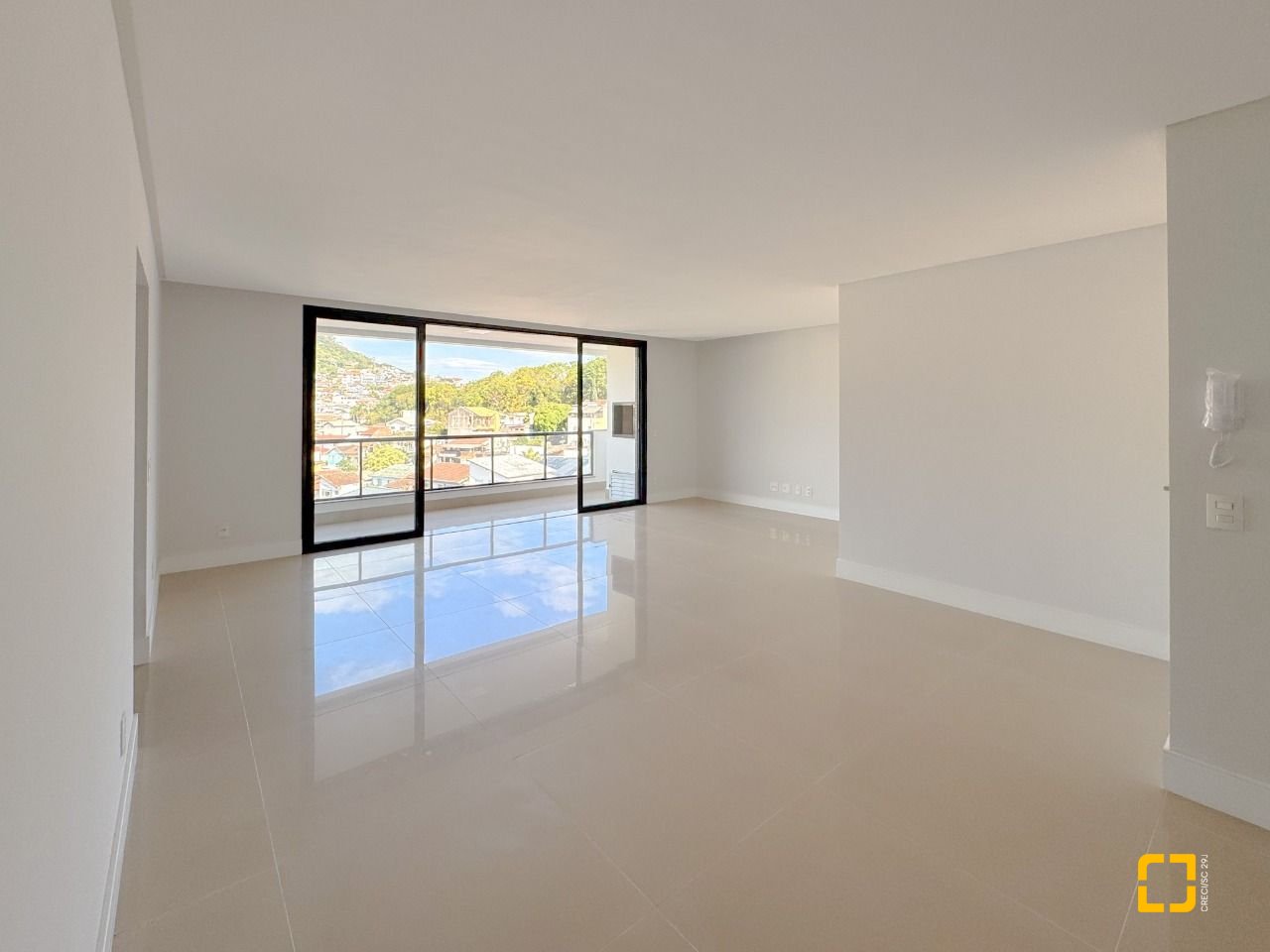 Apartamento com 123m², 5 quartos (sendo 2 suítes), 2 garagens, no bairro Beiramar em Florianópolis