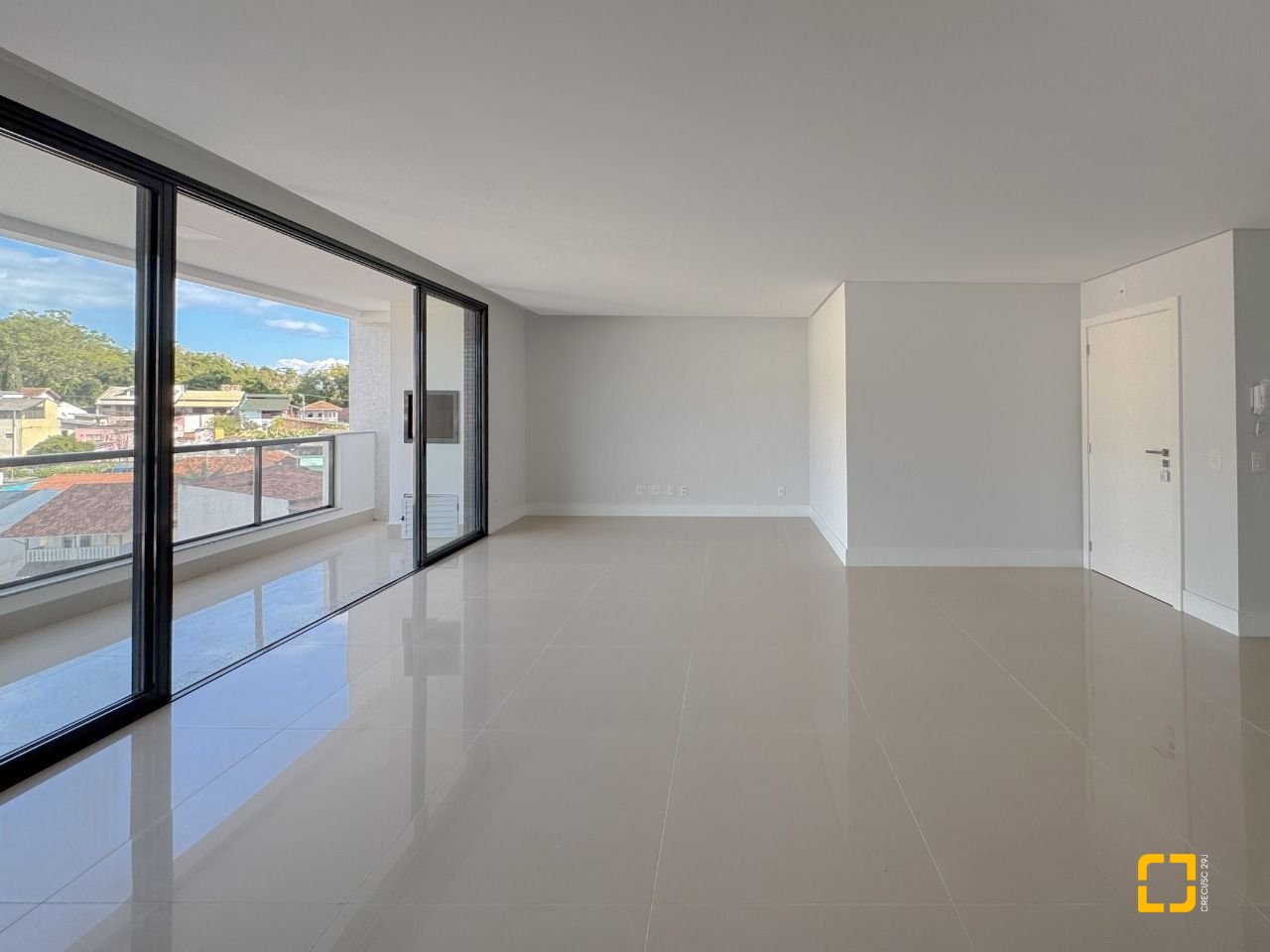 Apartamento com 123m², 5 quartos (sendo 2 suítes), 2 garagens, no bairro Beiramar em Florianópolis