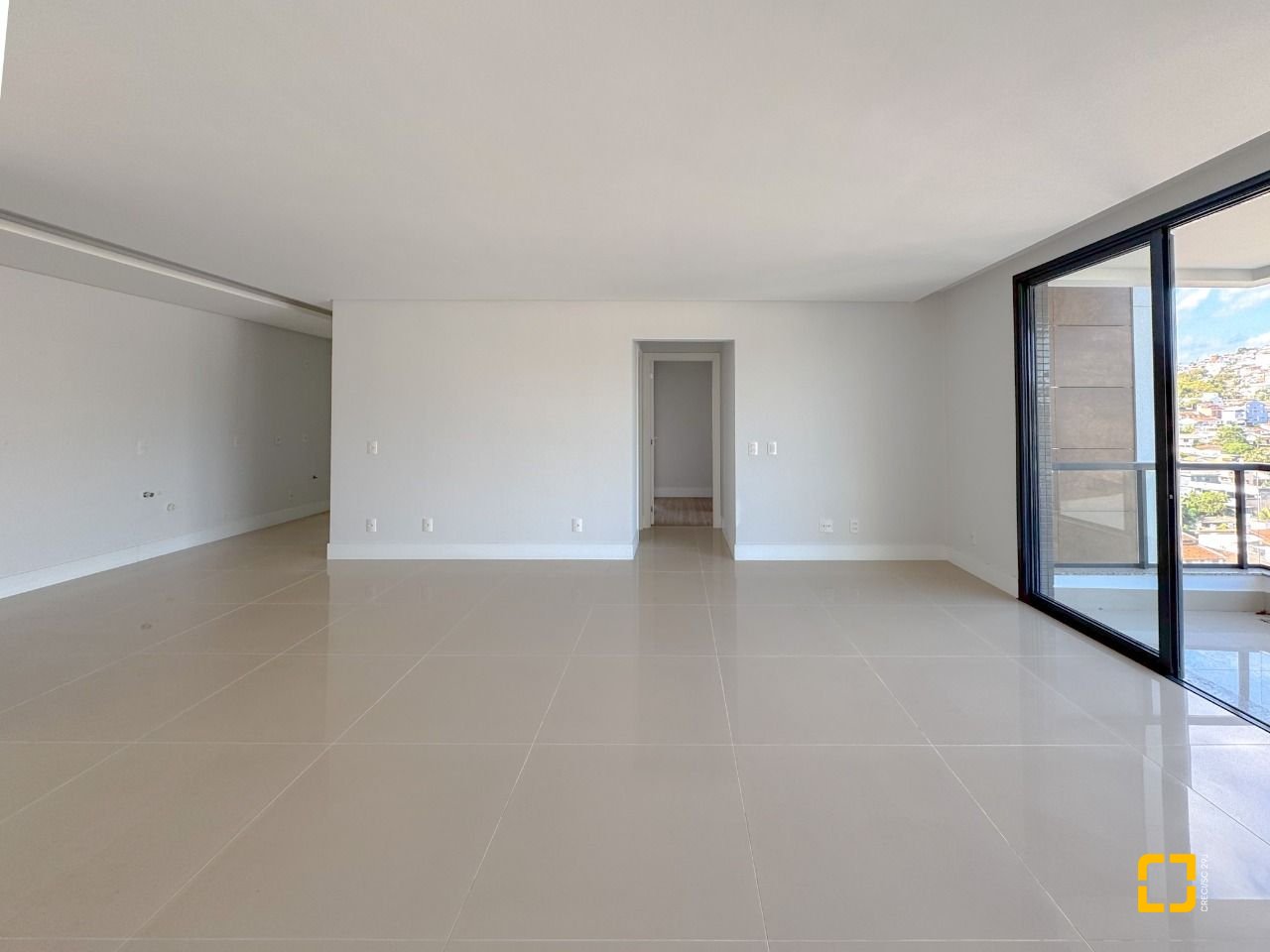 Apartamento com 123m², 5 quartos (sendo 2 suítes), 2 garagens, no bairro Beiramar em Florianópolis