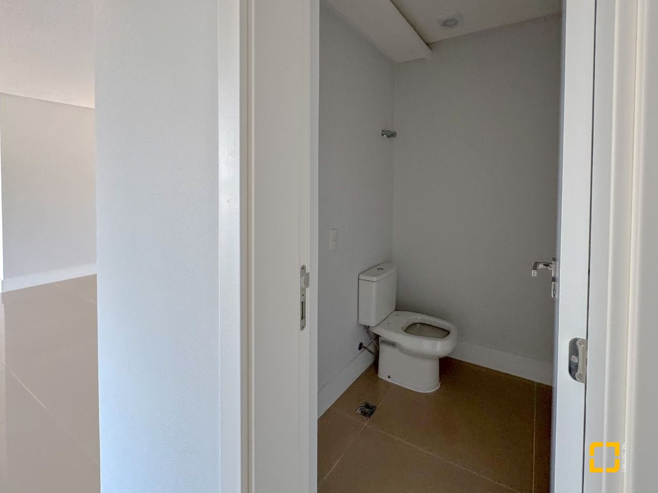 Apartamento com 123m², 5 quartos (sendo 2 suítes), 2 garagens, no bairro Beiramar em Florianópolis