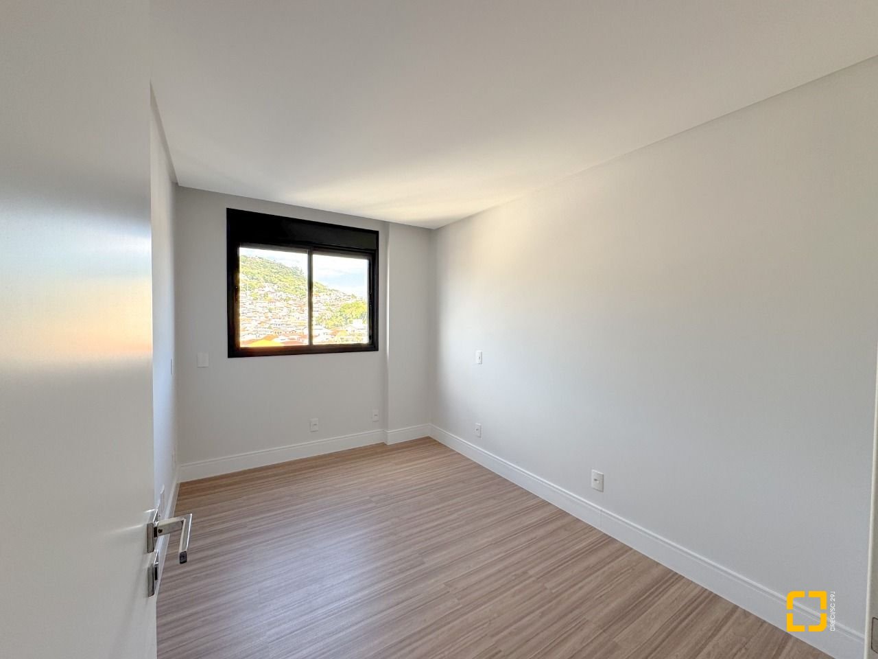 Apartamento com 123m², 5 quartos (sendo 2 suítes), 2 garagens, no bairro Beiramar em Florianópolis