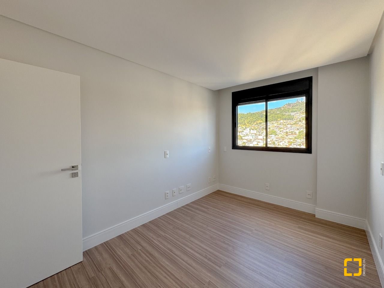 Apartamento com 123m², 5 quartos (sendo 2 suítes), 2 garagens, no bairro Beiramar em Florianópolis