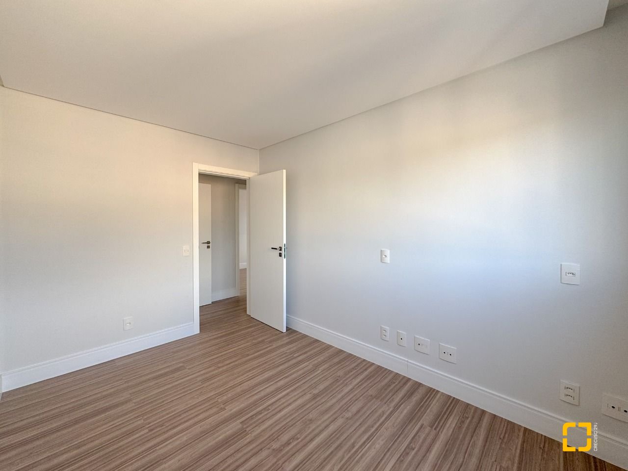 Apartamento com 123m², 5 quartos (sendo 2 suítes), 2 garagens, no bairro Beiramar em Florianópolis