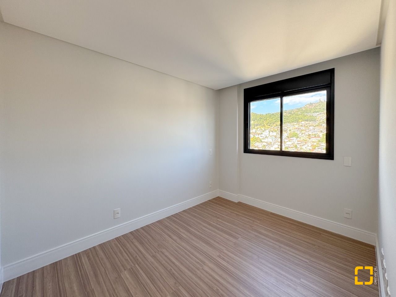 Apartamento com 123m², 5 quartos (sendo 2 suítes), 2 garagens, no bairro Beiramar em Florianópolis