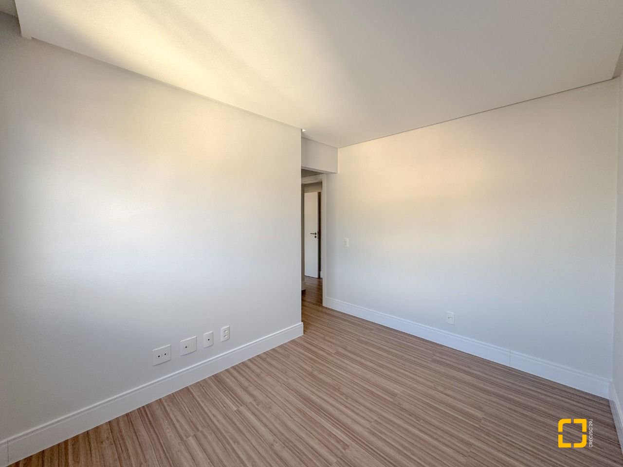 Apartamento com 123m², 5 quartos (sendo 2 suítes), 2 garagens, no bairro Beiramar em Florianópolis