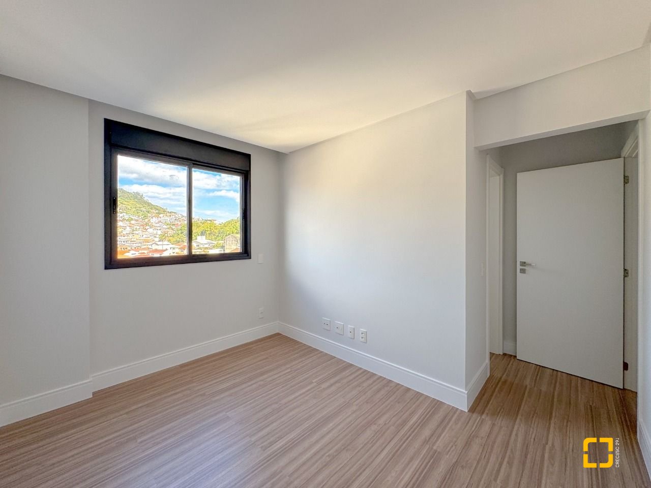 Apartamento com 123m², 5 quartos (sendo 2 suítes), 2 garagens, no bairro Beiramar em Florianópolis