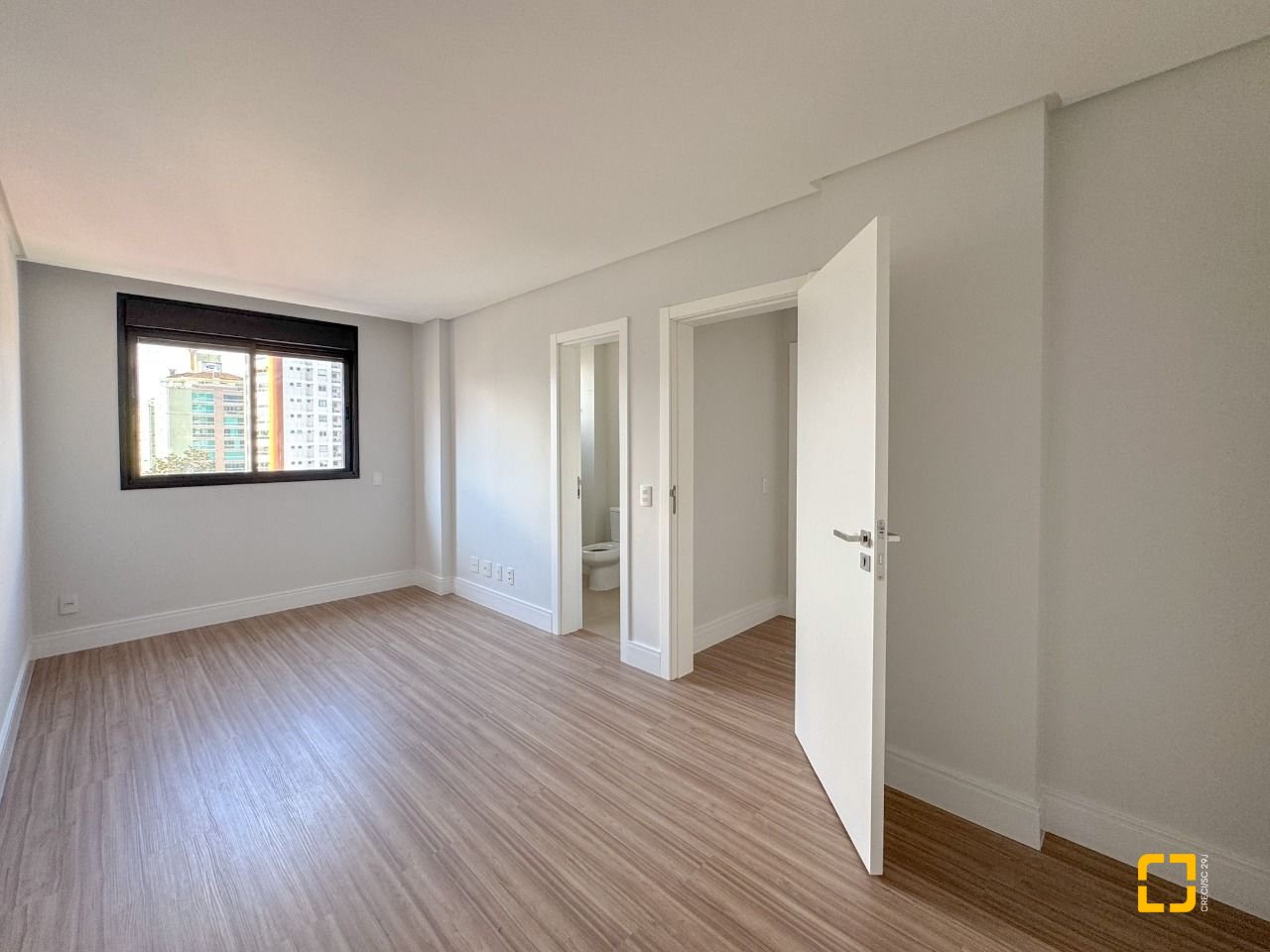Apartamento com 123m², 5 quartos (sendo 2 suítes), 2 garagens, no bairro Beiramar em Florianópolis