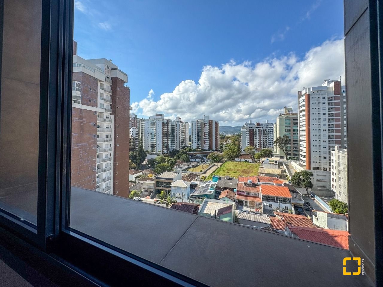 Apartamento com 123m², 5 quartos (sendo 2 suítes), 2 garagens, no bairro Beiramar em Florianópolis