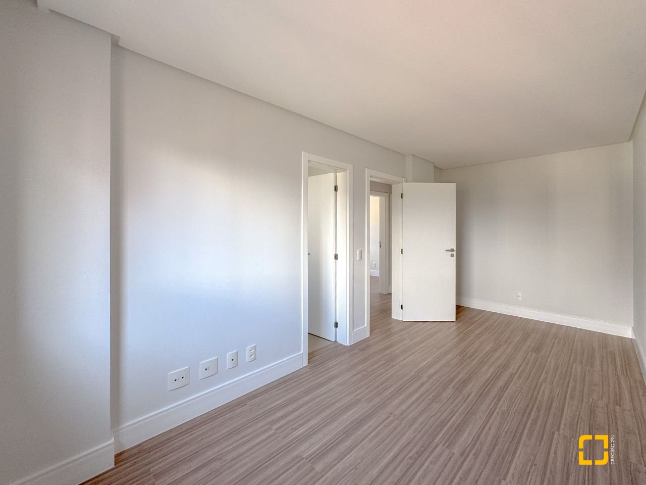 Apartamento com 123m², 5 quartos (sendo 2 suítes), 2 garagens, no bairro Beiramar em Florianópolis