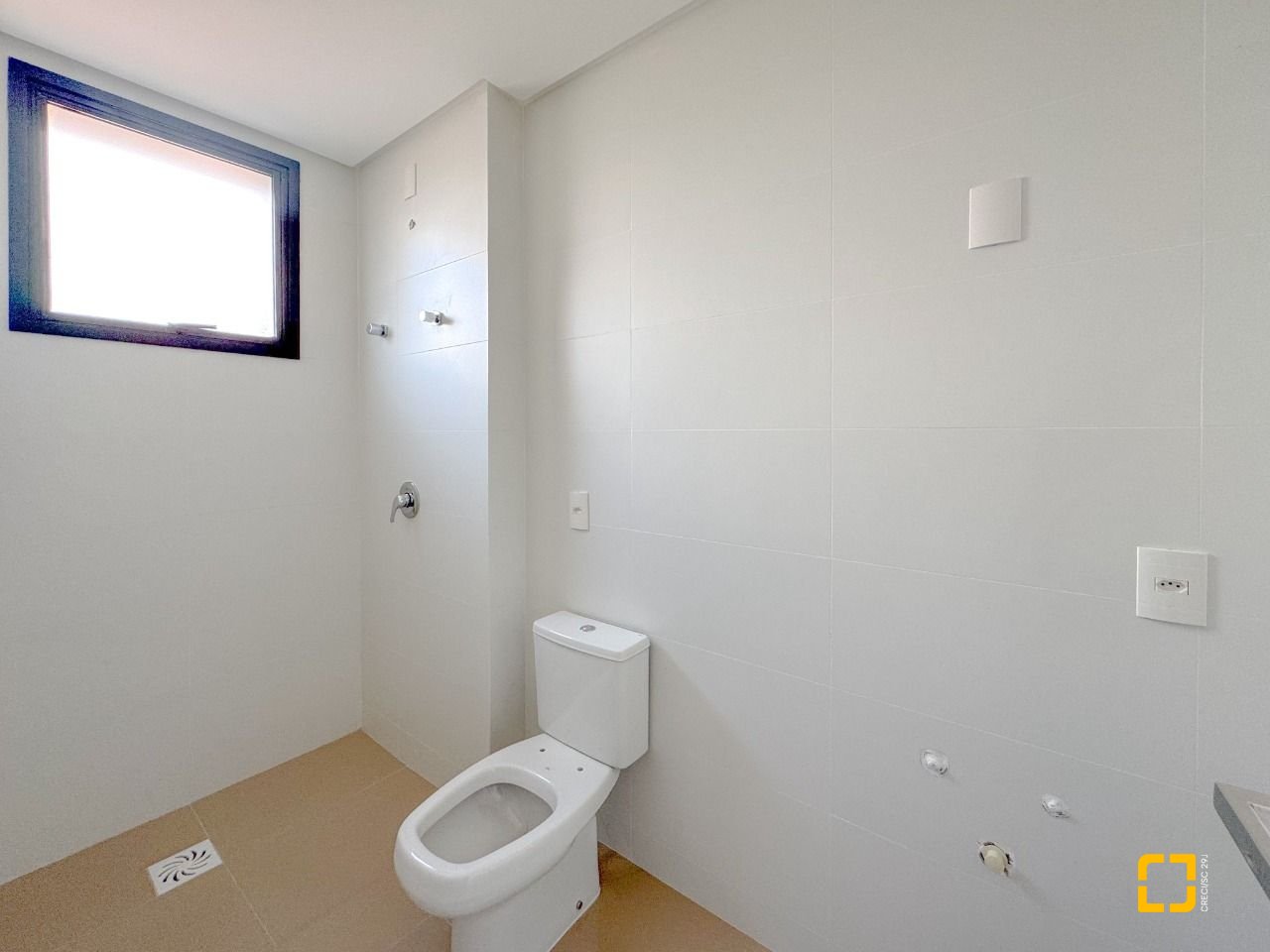 Apartamento com 123m², 5 quartos (sendo 2 suítes), 2 garagens, no bairro Beiramar em Florianópolis