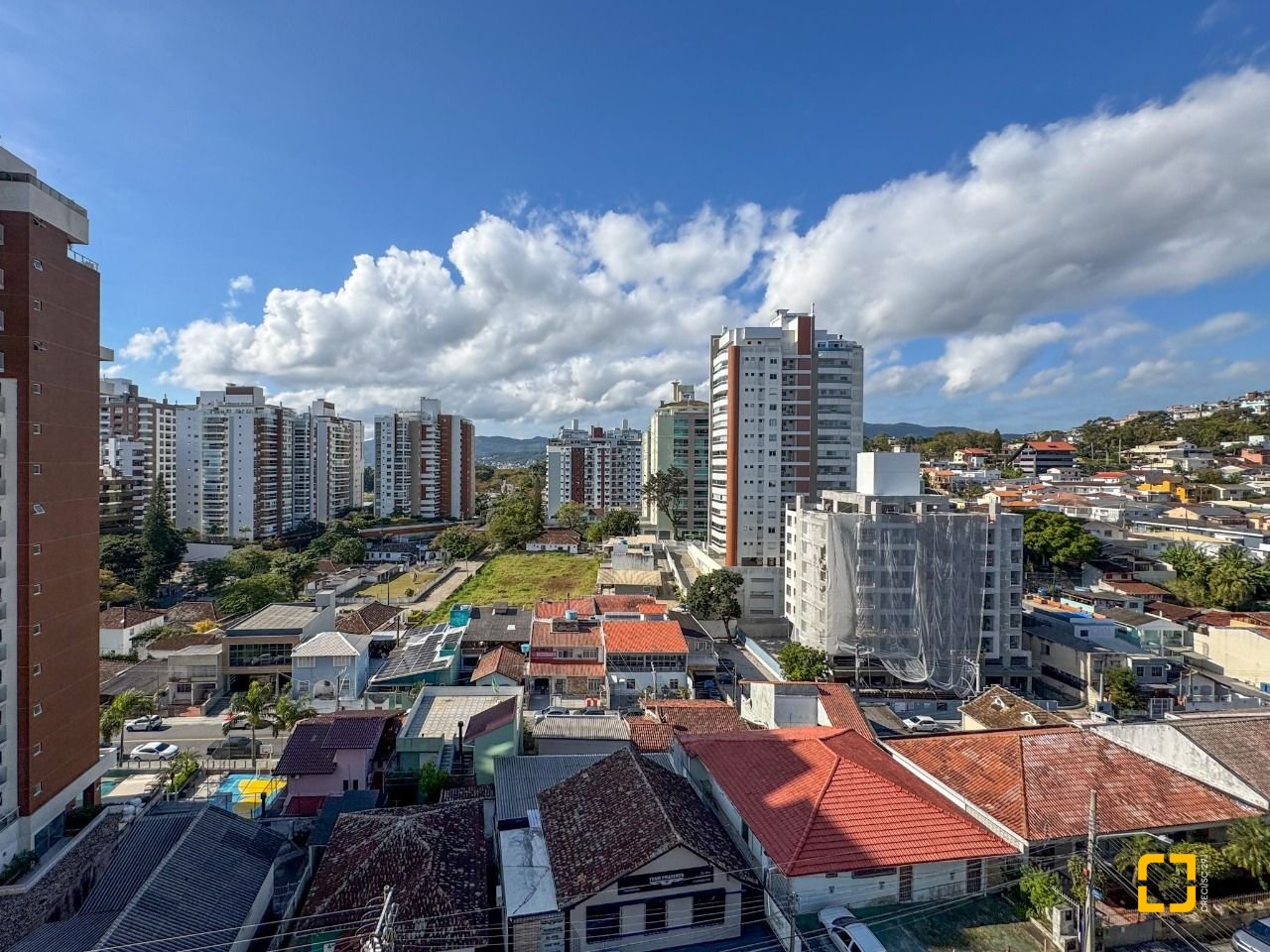 Apartamento com 123m², 5 quartos (sendo 2 suítes), 2 garagens, no bairro Beiramar em Florianópolis