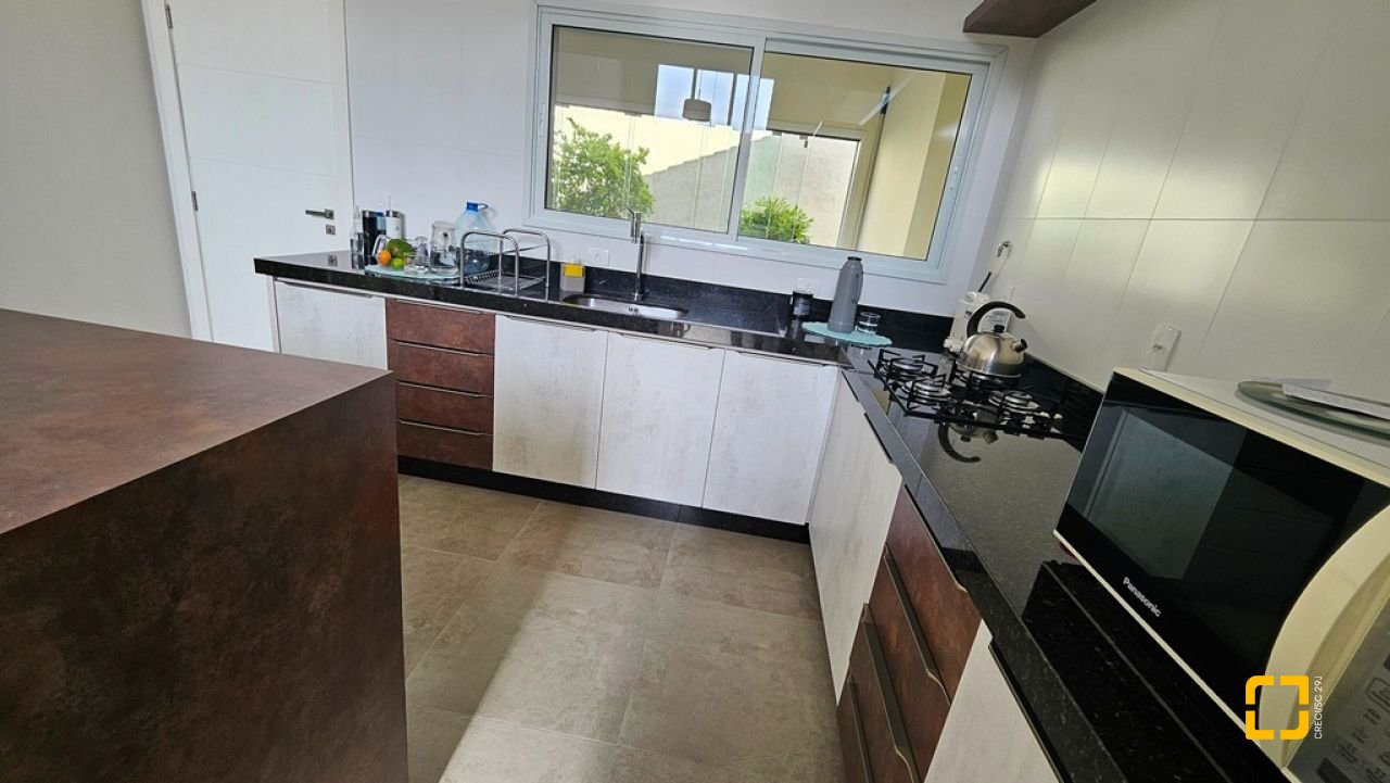 Casa de Condomínio com 158m², 4 quartos (sendo 1 suíte), 2 garagens, no bairro Vargem Grande em Florianópolis