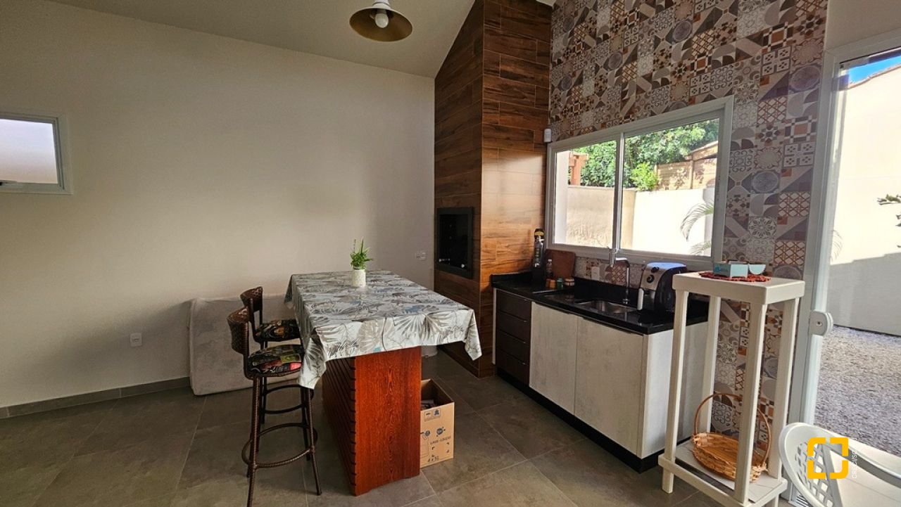 Casa de Condomínio com 158m², 4 quartos (sendo 1 suíte), 2 garagens, no bairro Vargem Grande em Florianópolis