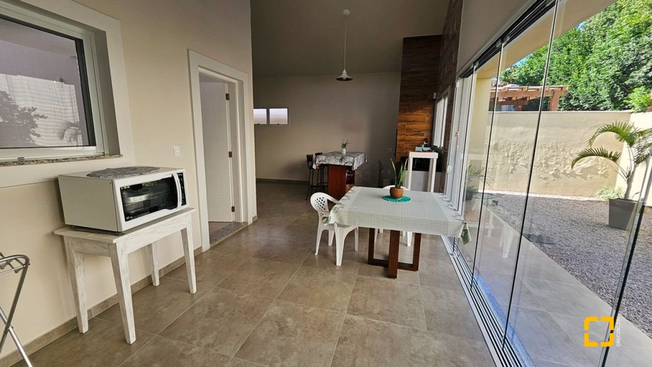 Casa de Condomínio com 158m², 4 quartos (sendo 1 suíte), 2 garagens, no bairro Vargem Grande em Florianópolis