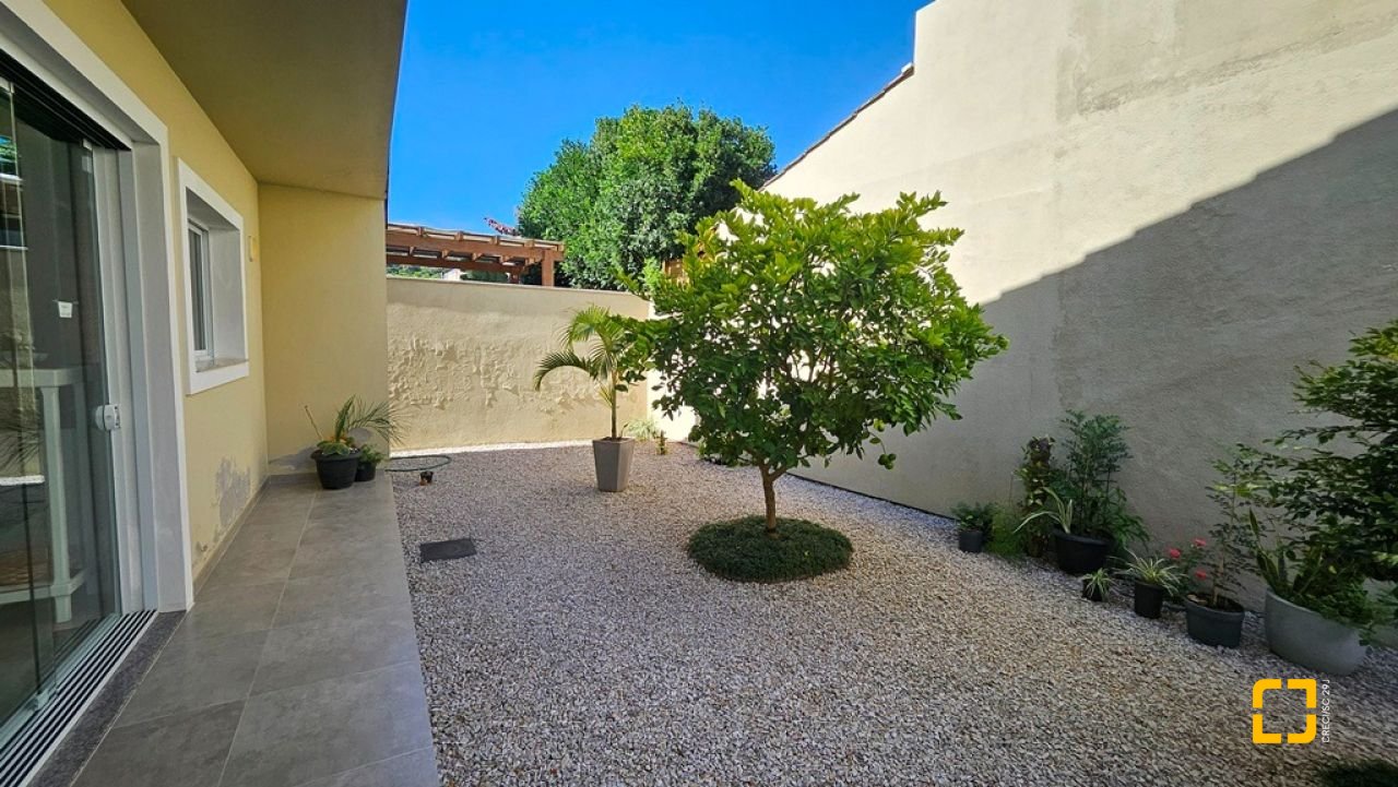 Casa de Condomínio com 158m², 4 quartos (sendo 1 suíte), 2 garagens, no bairro Vargem Grande em Florianópolis