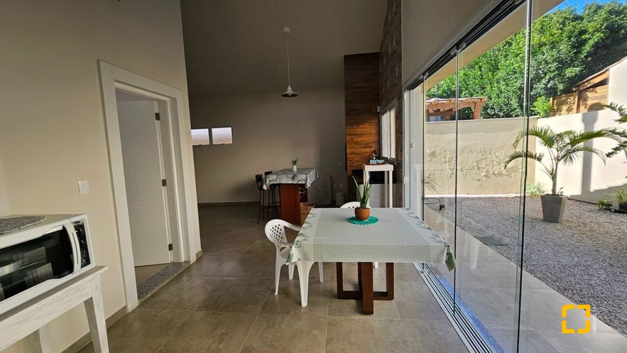 Casa de Condomínio com 158m², 4 quartos (sendo 1 suíte), 2 garagens, no bairro Vargem Grande em Florianópolis