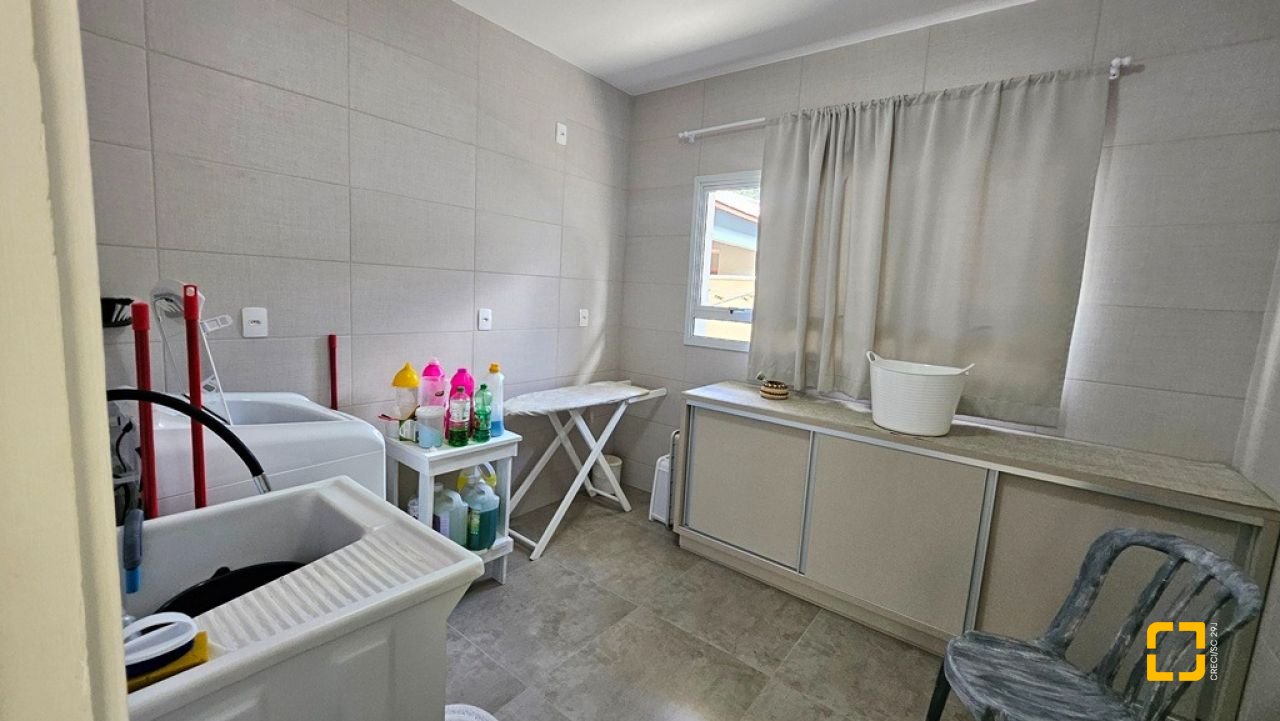 Casa de Condomínio com 158m², 4 quartos (sendo 1 suíte), 2 garagens, no bairro Vargem Grande em Florianópolis