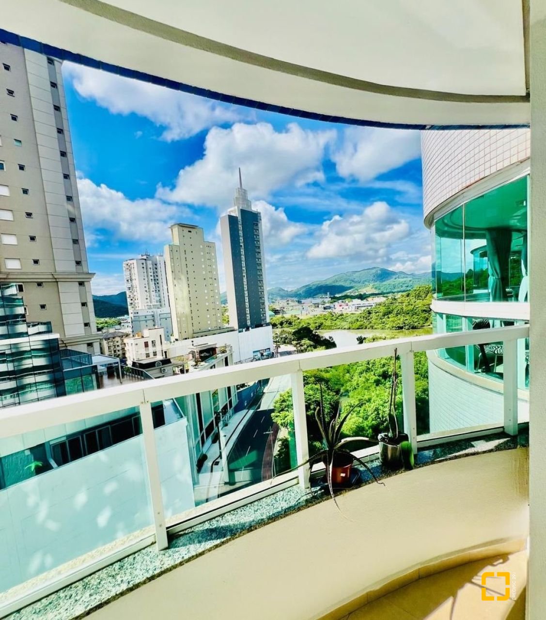 Apartamento com 127m², 3 quartos (sendo 3 suítes), 2 garagens, no bairro Barra Sul em Balneário Camboriú