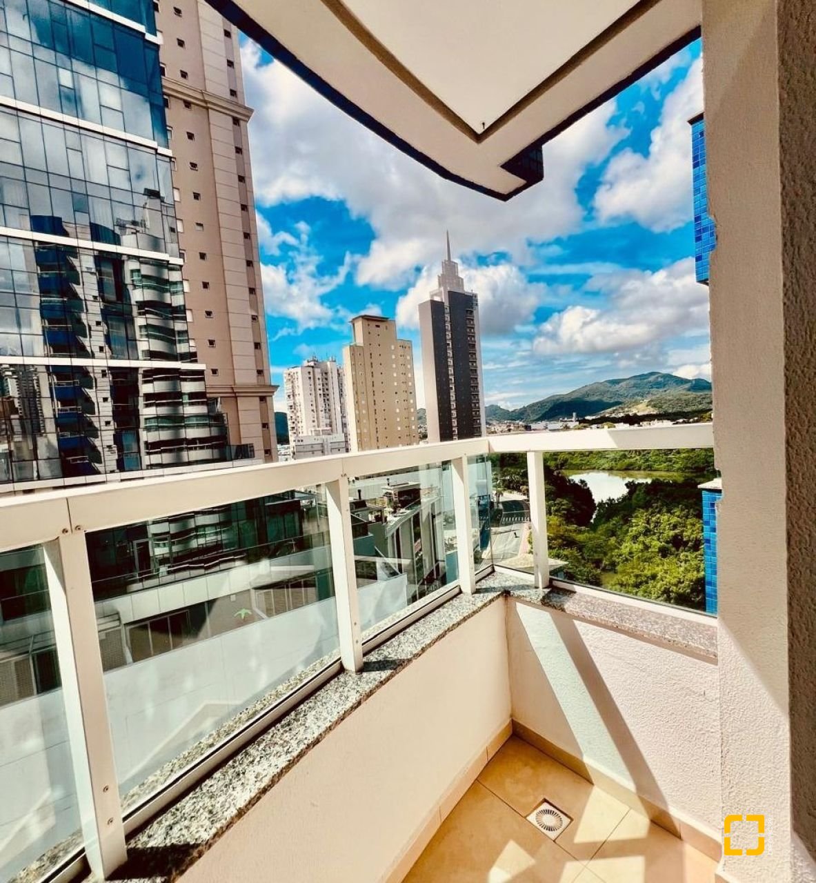 Apartamento com 127m², 3 quartos (sendo 3 suítes), 2 garagens, no bairro Barra Sul em Balneário Camboriú