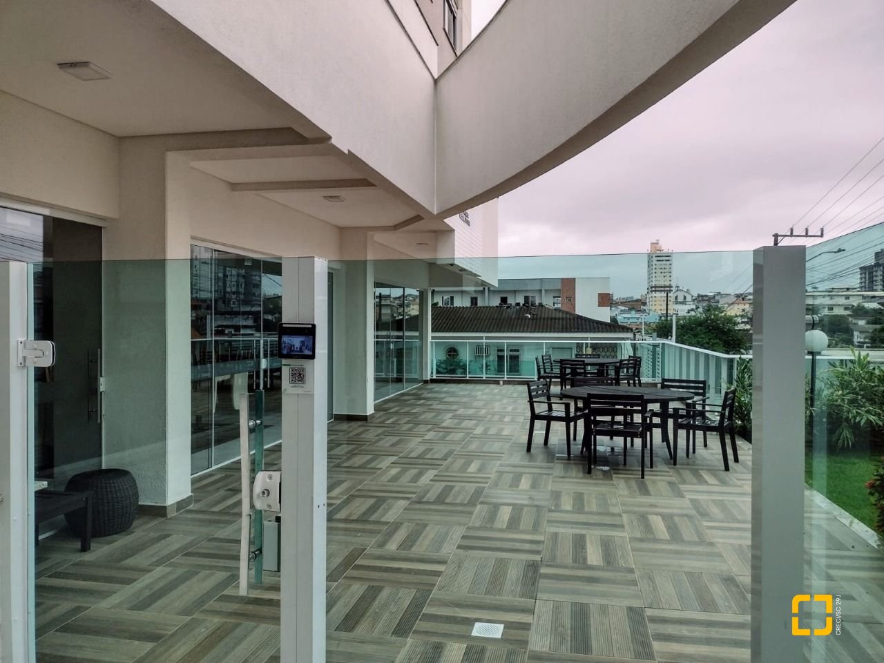Apartamento com 93m², 3 quartos (sendo 1 suíte), 1 garagem, no bairro Barreiros em São José