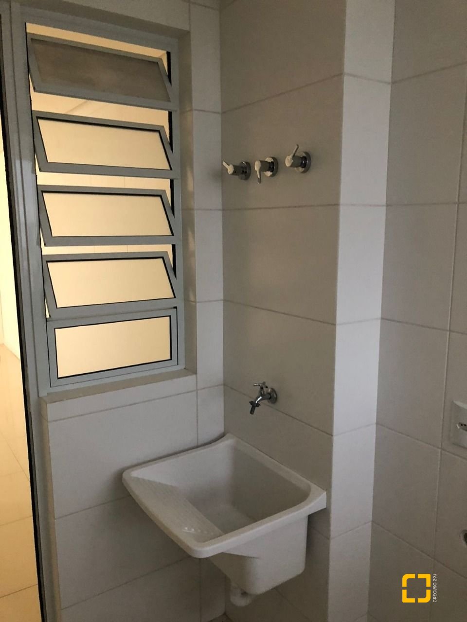 Apartamento com 93m², 3 quartos (sendo 1 suíte), 1 garagem, no bairro Barreiros em São José
