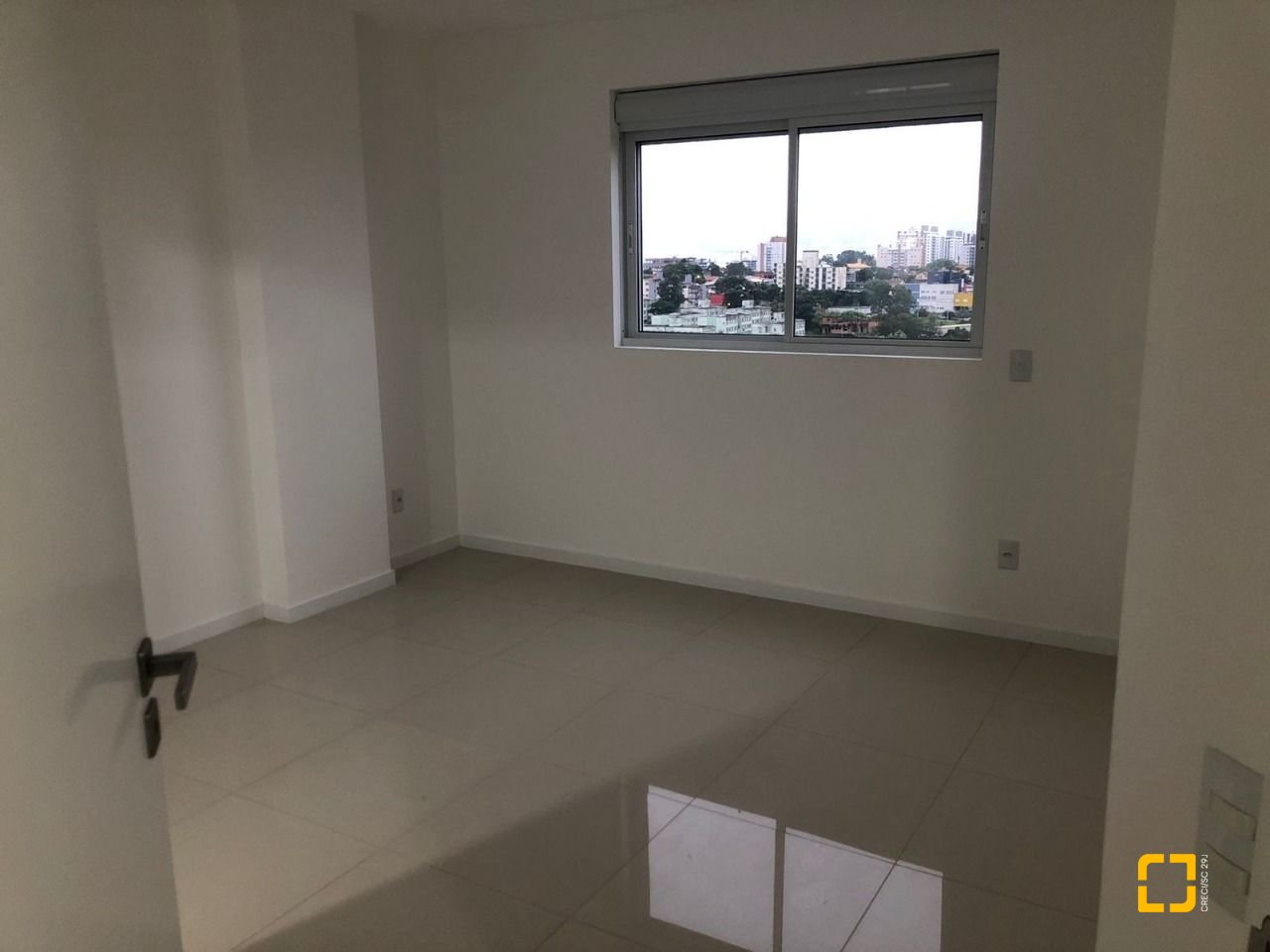 Apartamento com 93m², 3 quartos (sendo 1 suíte), 1 garagem, no bairro Barreiros em São José